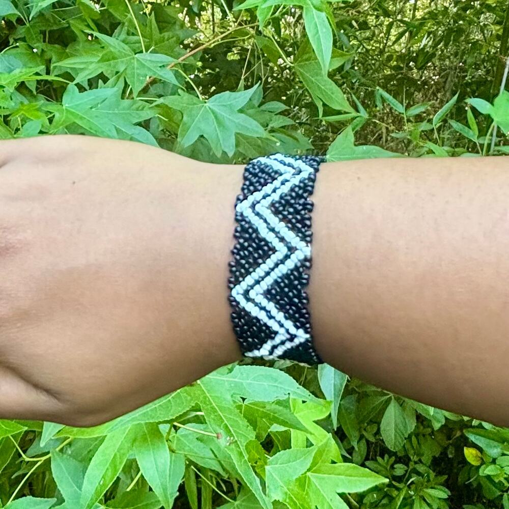 Vintage Black and White Zig-zag Pattern Seed Bead Stretch Bracelet